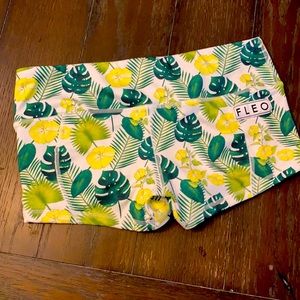 FLEO booty shorts size large